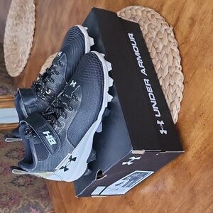 Kids cleats